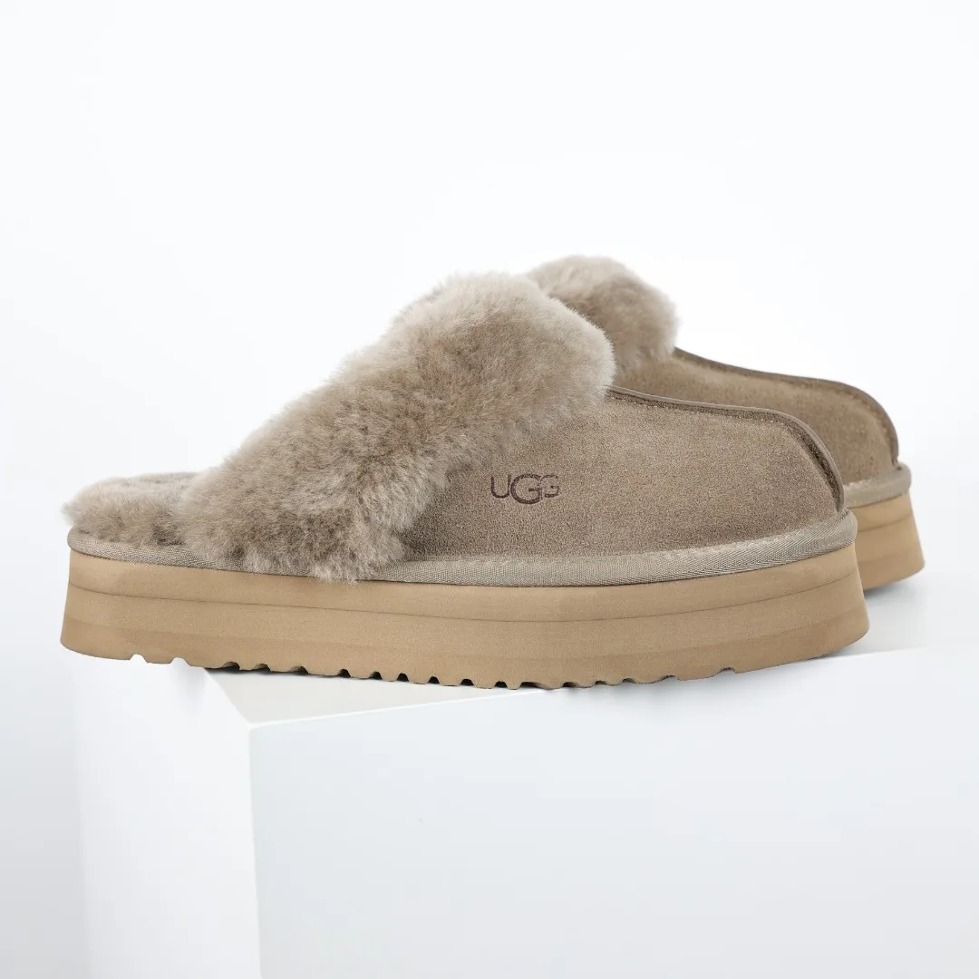 Pick up locally 💰520, the core recommendation is good price UGG Coquette three-layer thickened lazy slippers, popular Xiaohongshu style, Henan Longfeng leather production, sheepskin and wool integration, top quality in the market, 2-3 cm cashmere insole, keeping warm in winter, suitable for home use. In the new year, uug launched a style series, which is partially geared towards the preferences of young consumers, and has also been at the forefront of fashion trends. Shoe body material, water-repellent coated suede upper 17mm UGGPURE™ implanted wool insole Lightweight non-slip comfortable rubber outsole With brand LOGO Trademark Comes with full packaging Size: 35 36 37 38 39 40